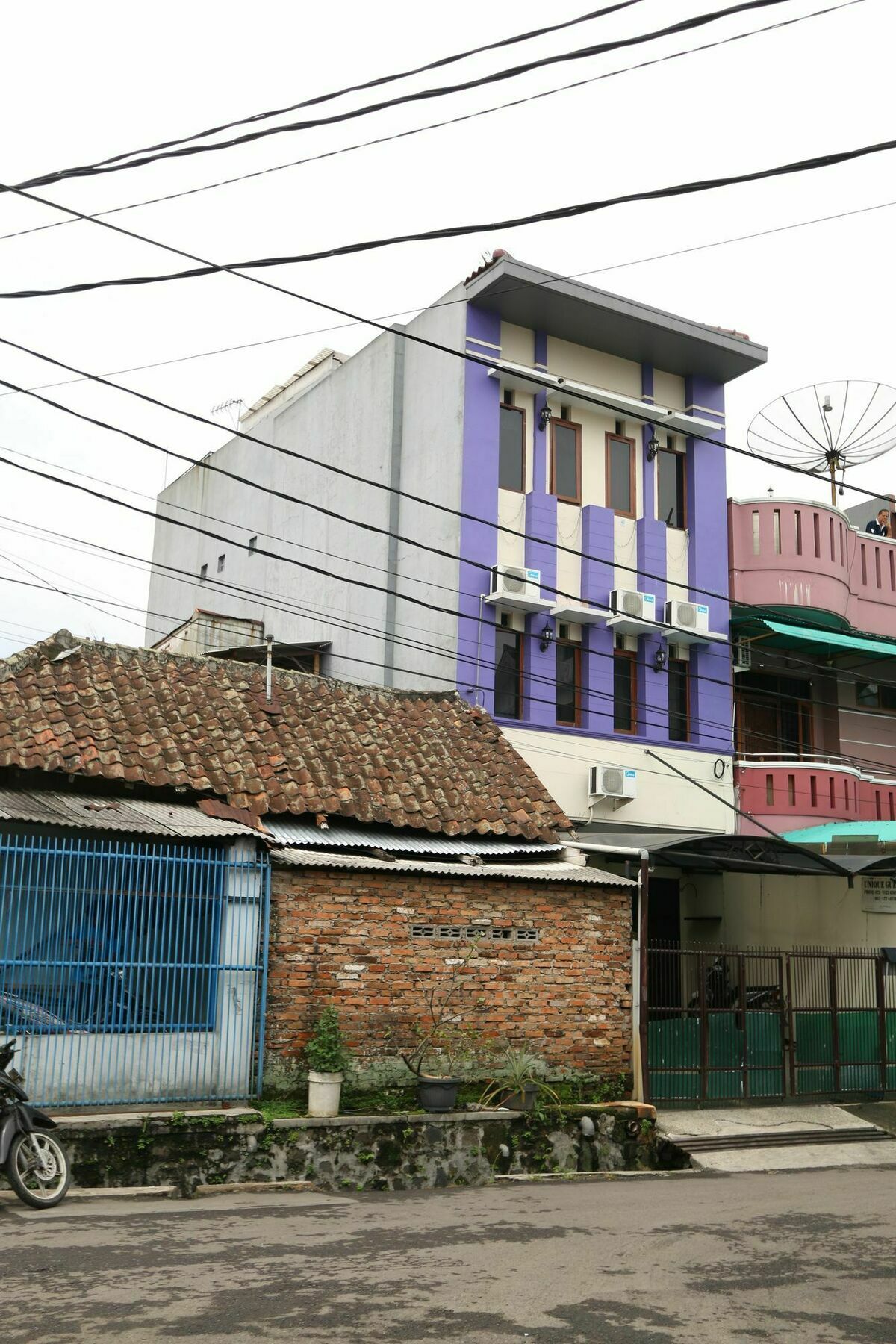 Unique Wisma tamu